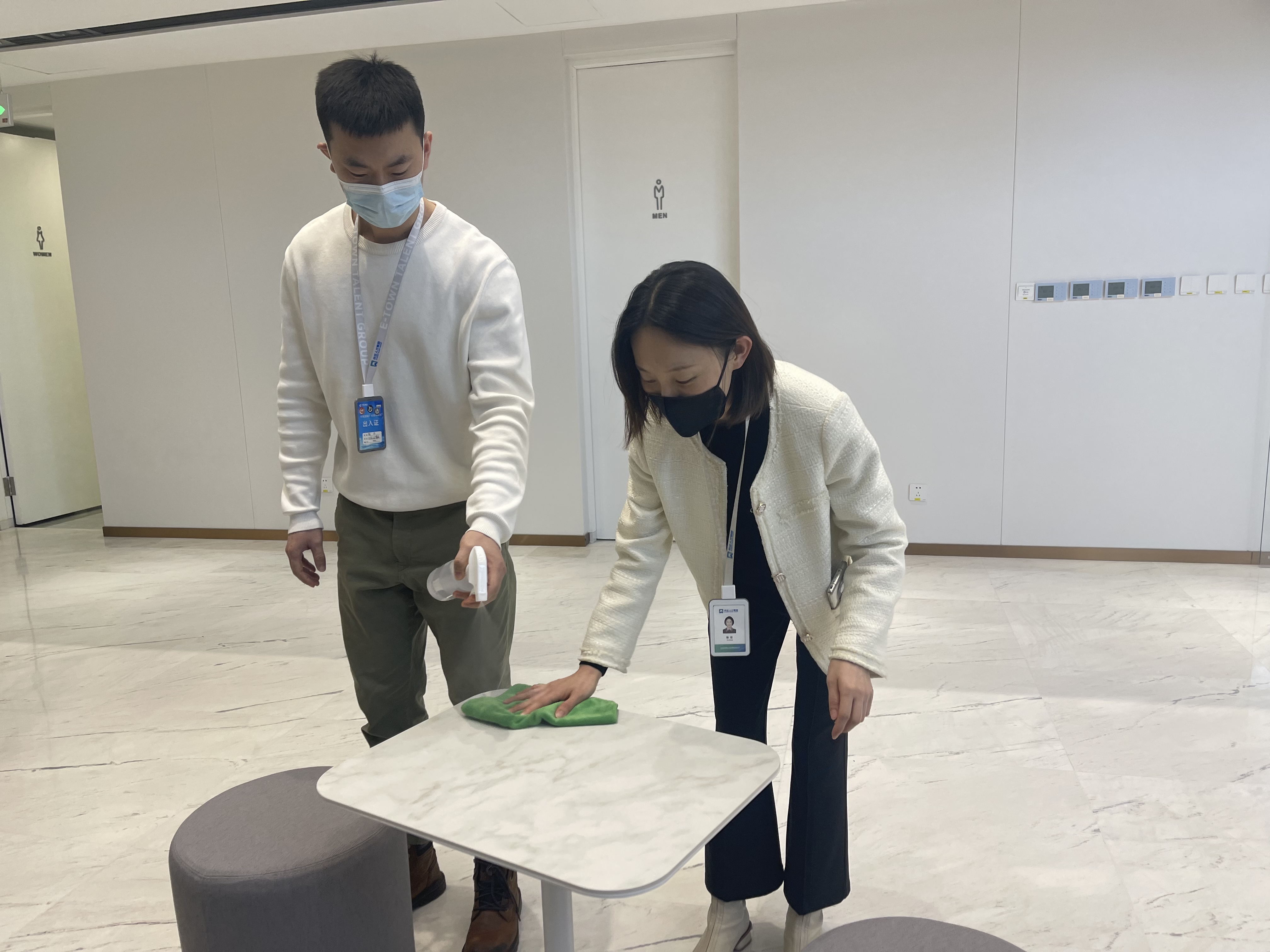 “疫”尘不染，，，，，，亦庄泛亚电竞集团开展“爱国防疫卫生”活动